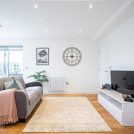 Luxe & Stylish 1 & 2 Bed Flats Near Heathrow, Legoland, & Windsor สลาว ภายนอก รูปภาพ