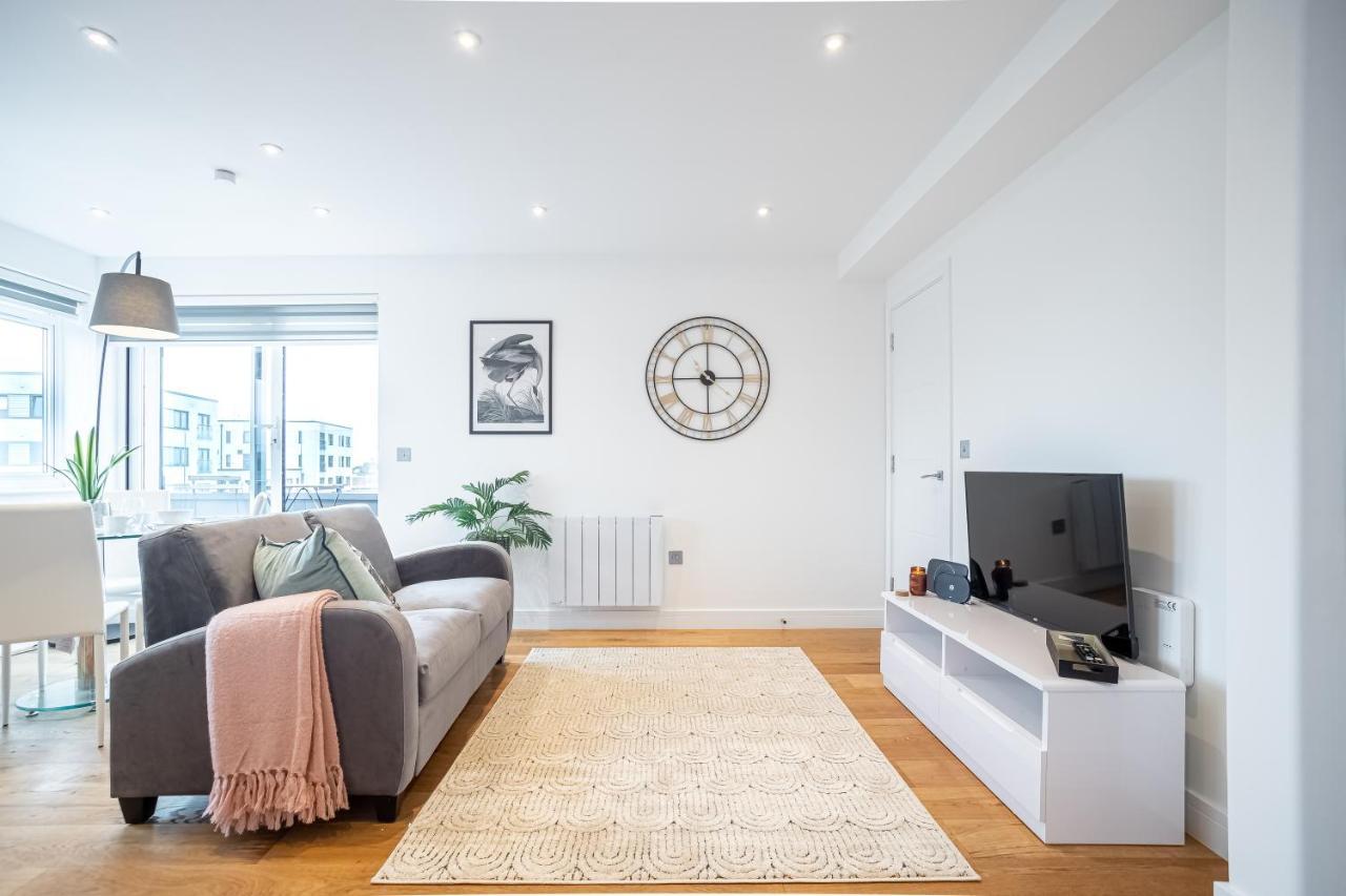 Luxe & Stylish 1 & 2 Bed Flats Near Heathrow, Legoland, & Windsor สลาว ภายนอก รูปภาพ