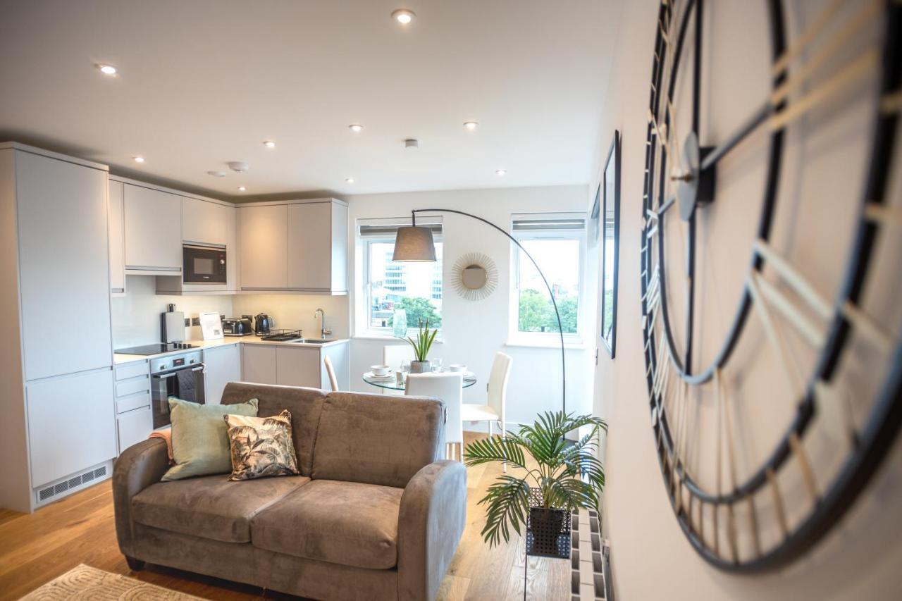 Luxe & Stylish 1 & 2 Bed Flats Near Heathrow, Legoland, & Windsor สลาว ภายนอก รูปภาพ