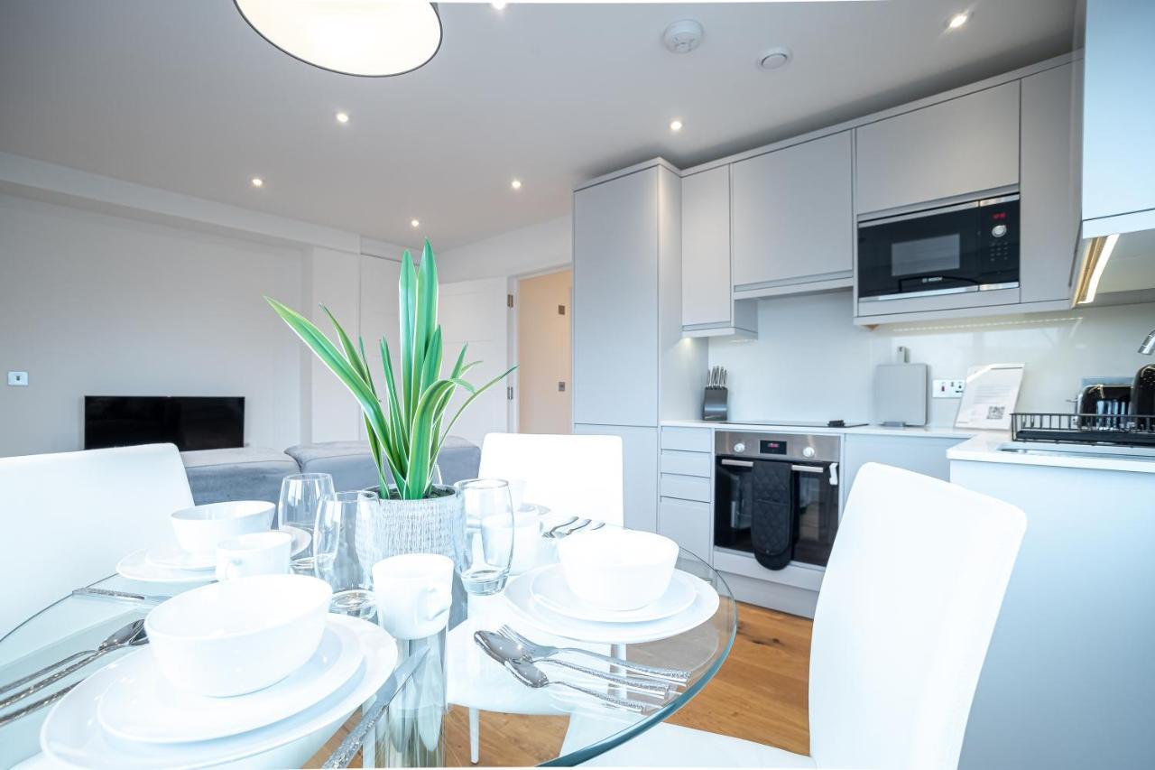Luxe & Stylish 1 & 2 Bed Flats Near Heathrow, Legoland, & Windsor สลาว ภายนอก รูปภาพ