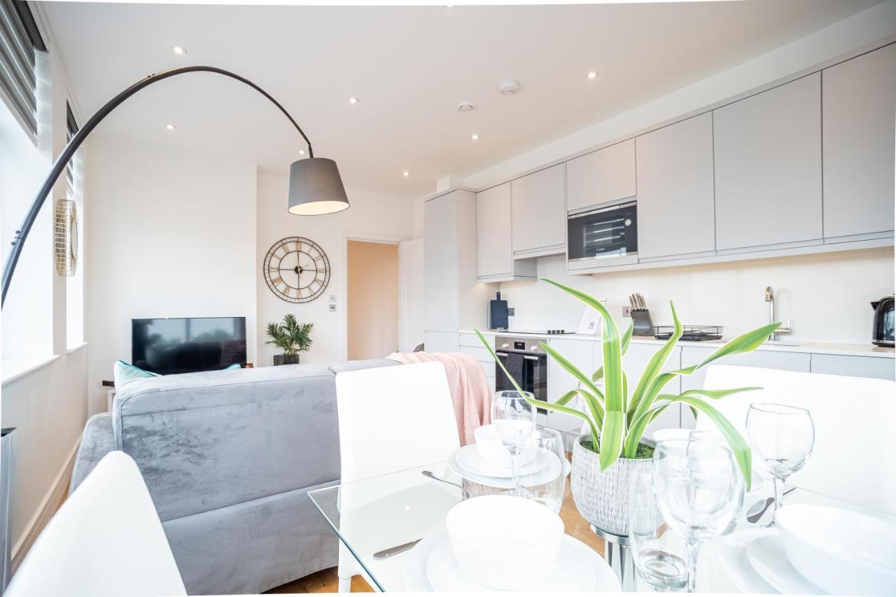 Luxe & Stylish 1 & 2 Bed Flats Near Heathrow, Legoland, & Windsor สลาว ภายนอก รูปภาพ