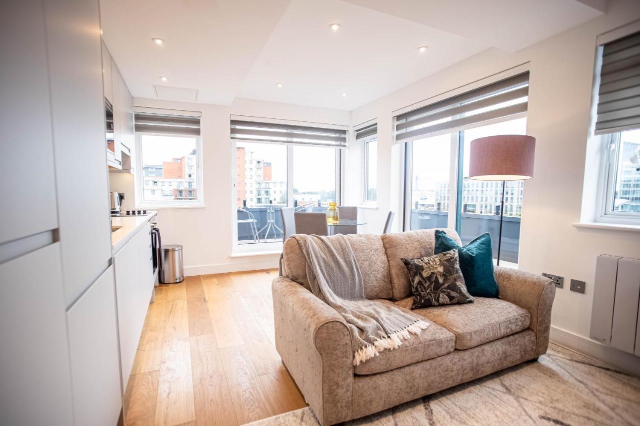 Luxe & Stylish 1 & 2 Bed Flats Near Heathrow, Legoland, & Windsor สลาว ภายนอก รูปภาพ