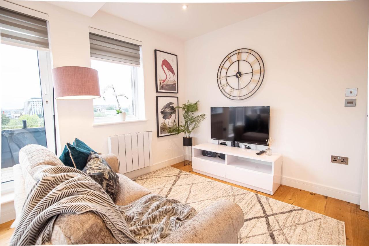 Luxe & Stylish 1 & 2 Bed Flats Near Heathrow, Legoland, & Windsor สลาว ภายนอก รูปภาพ