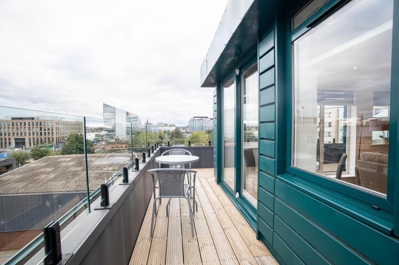 Luxe & Stylish 1 & 2 Bed Flats Near Heathrow, Legoland, & Windsor สลาว ภายนอก รูปภาพ