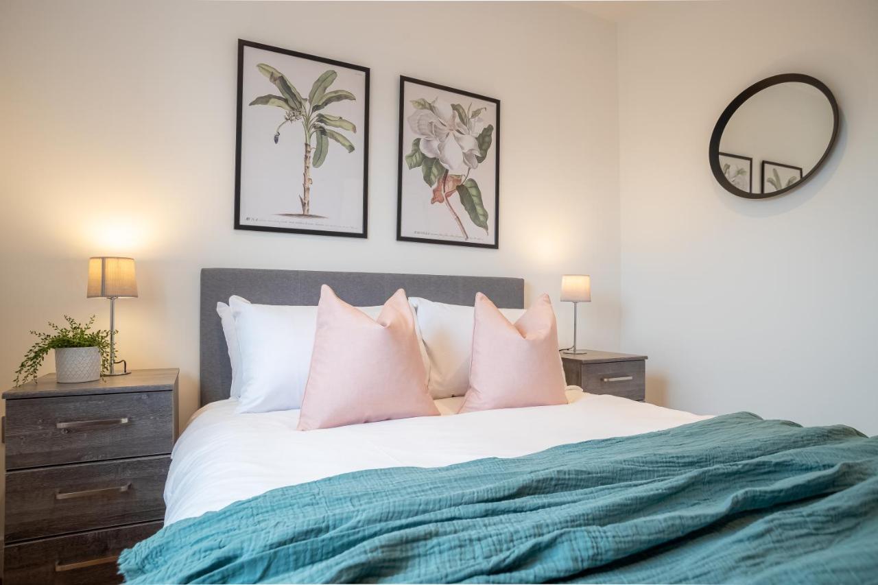 Luxe & Stylish 1 & 2 Bed Flats Near Heathrow, Legoland, & Windsor สลาว ภายนอก รูปภาพ