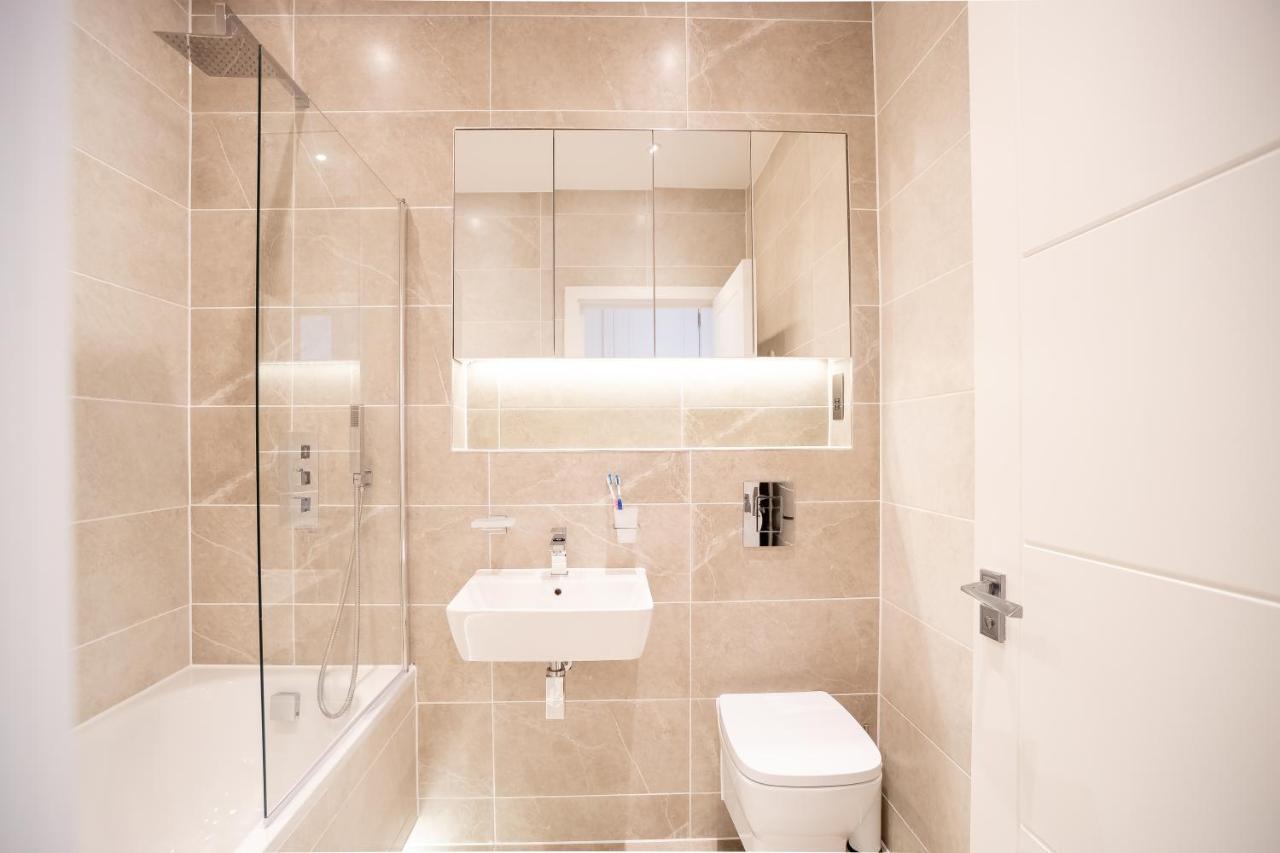 Luxe & Stylish 1 & 2 Bed Flats Near Heathrow, Legoland, & Windsor สลาว ภายนอก รูปภาพ