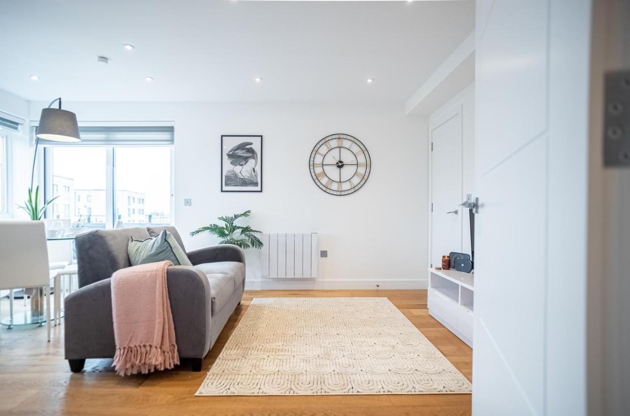 Luxe & Stylish 1 & 2 Bed Flats Near Heathrow, Legoland, & Windsor สลาว ภายนอก รูปภาพ