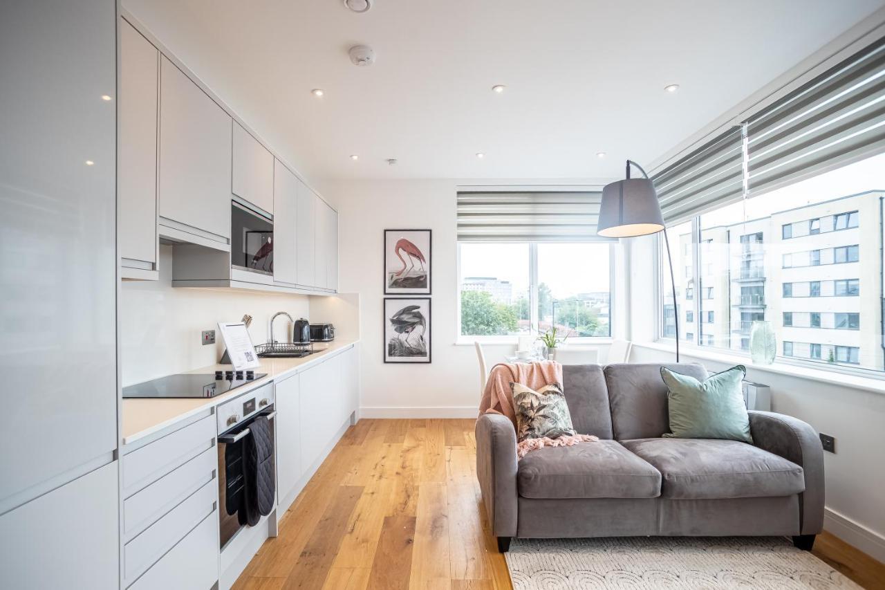 Luxe & Stylish 1 & 2 Bed Flats Near Heathrow, Legoland, & Windsor สลาว ภายนอก รูปภาพ