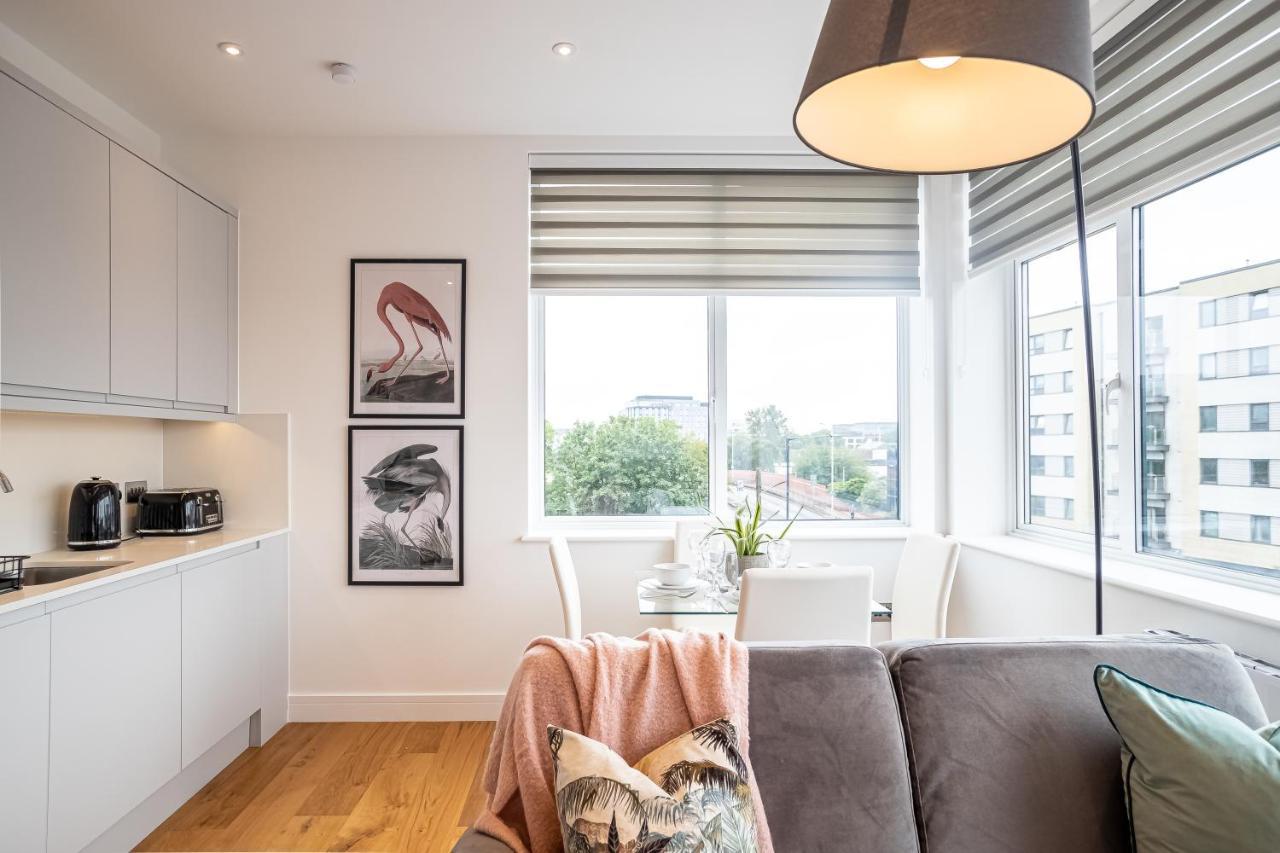Luxe & Stylish 1 & 2 Bed Flats Near Heathrow, Legoland, & Windsor สลาว ภายนอก รูปภาพ