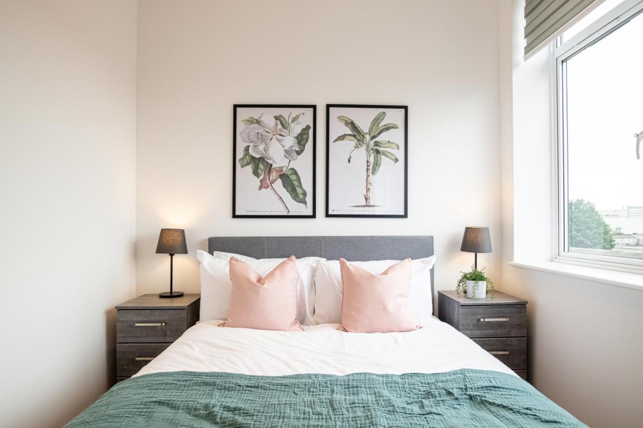Luxe & Stylish 1 & 2 Bed Flats Near Heathrow, Legoland, & Windsor สลาว ภายนอก รูปภาพ