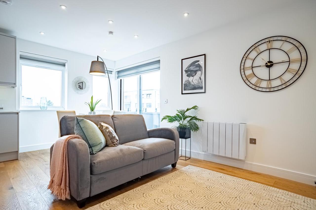 Luxe & Stylish 1 & 2 Bed Flats Near Heathrow, Legoland, & Windsor สลาว ภายนอก รูปภาพ