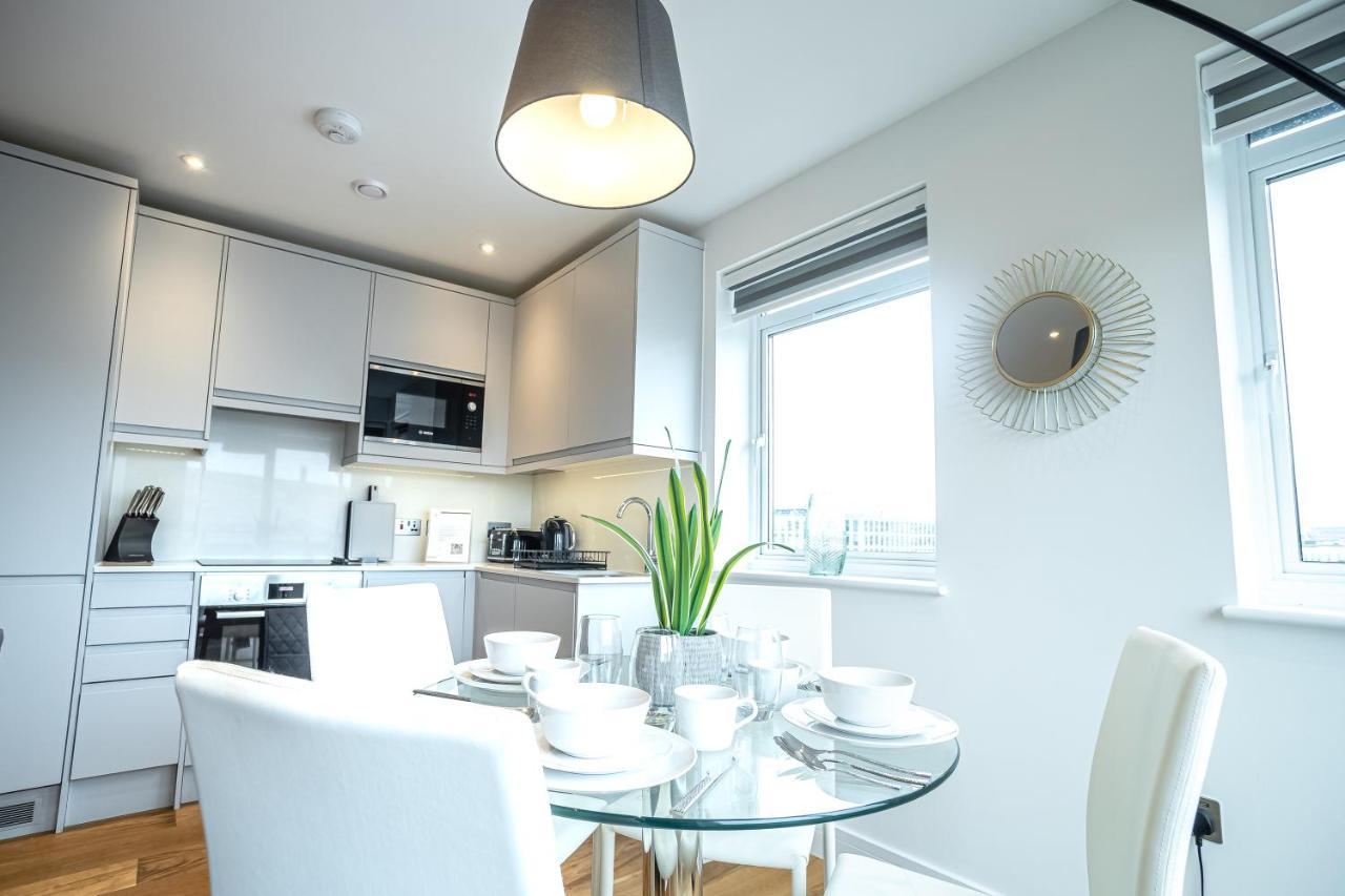 Luxe & Stylish 1 & 2 Bed Flats Near Heathrow, Legoland, & Windsor สลาว ภายนอก รูปภาพ