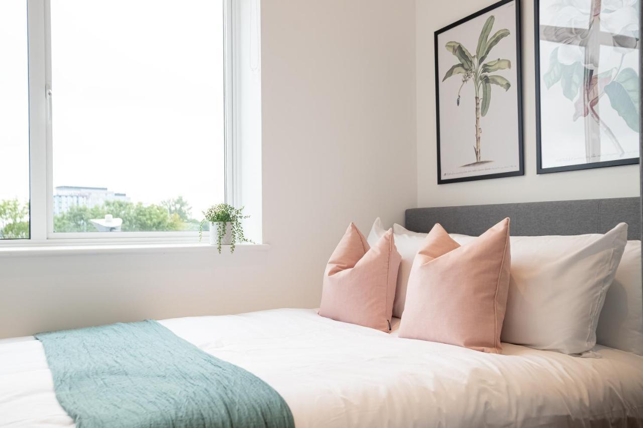 Luxe & Stylish 1 & 2 Bed Flats Near Heathrow, Legoland, & Windsor สลาว ภายนอก รูปภาพ