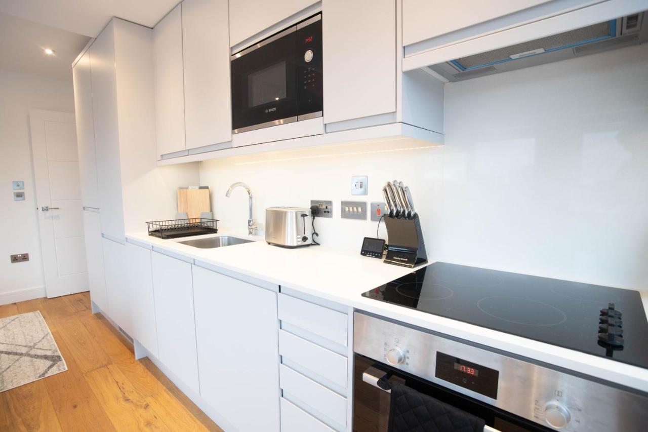 Luxe & Stylish 1 & 2 Bed Flats Near Heathrow, Legoland, & Windsor สลาว ภายนอก รูปภาพ