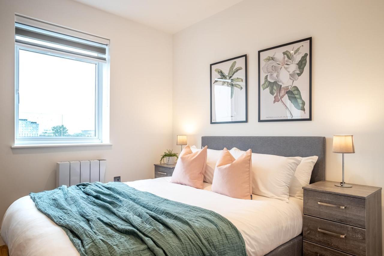 Luxe & Stylish 1 & 2 Bed Flats Near Heathrow, Legoland, & Windsor สลาว ภายนอก รูปภาพ