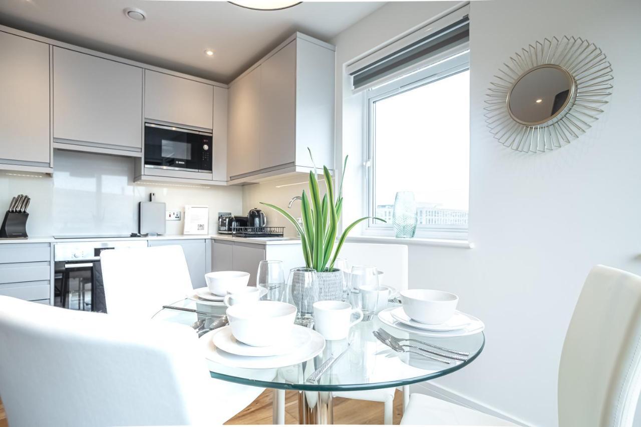 Luxe & Stylish 1 & 2 Bed Flats Near Heathrow, Legoland, & Windsor สลาว ภายนอก รูปภาพ