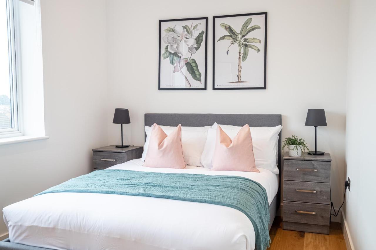 Luxe & Stylish 1 & 2 Bed Flats Near Heathrow, Legoland, & Windsor สลาว ภายนอก รูปภาพ