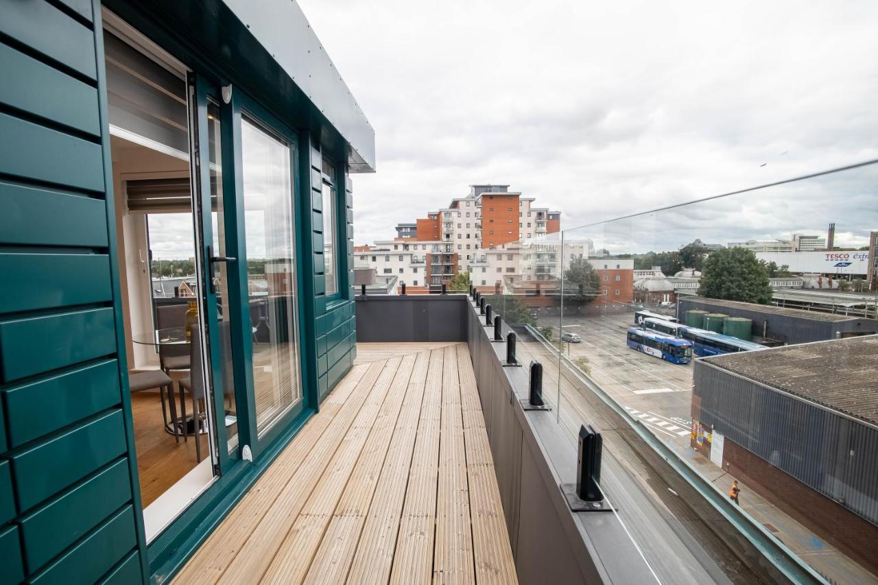 Luxe & Stylish 1 & 2 Bed Flats Near Heathrow, Legoland, & Windsor สลาว ภายนอก รูปภาพ