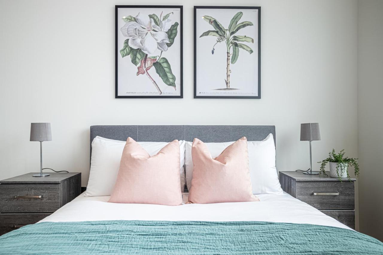 Luxe & Stylish 1 & 2 Bed Flats Near Heathrow, Legoland, & Windsor สลาว ภายนอก รูปภาพ