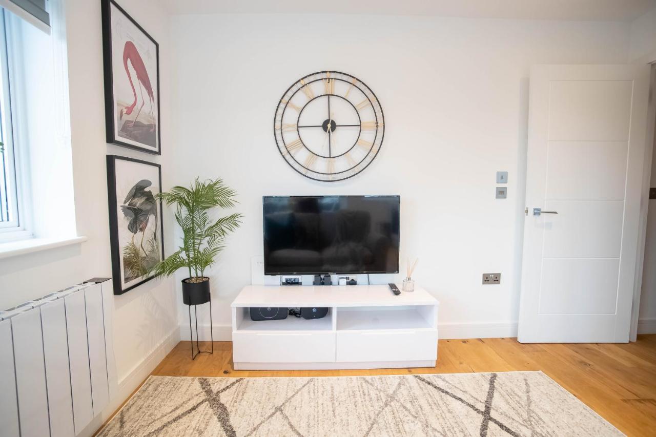 Luxe & Stylish 1 & 2 Bed Flats Near Heathrow, Legoland, & Windsor สลาว ภายนอก รูปภาพ