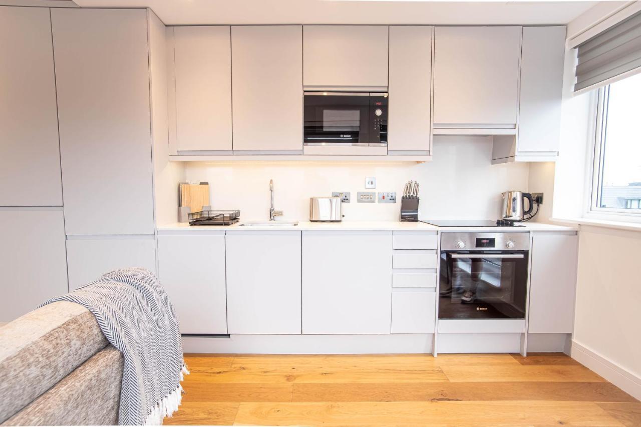 Luxe & Stylish 1 & 2 Bed Flats Near Heathrow, Legoland, & Windsor สลาว ภายนอก รูปภาพ
