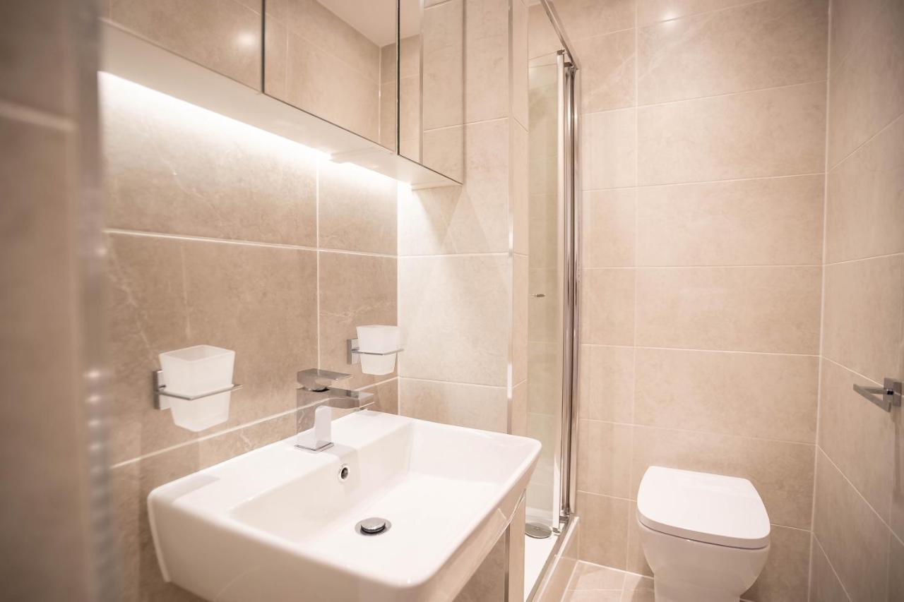 Luxe & Stylish 1 & 2 Bed Flats Near Heathrow, Legoland, & Windsor สลาว ภายนอก รูปภาพ