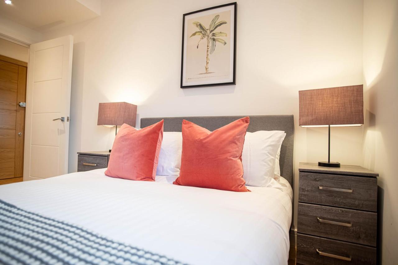 Luxe & Stylish 1 & 2 Bed Flats Near Heathrow, Legoland, & Windsor สลาว ภายนอก รูปภาพ