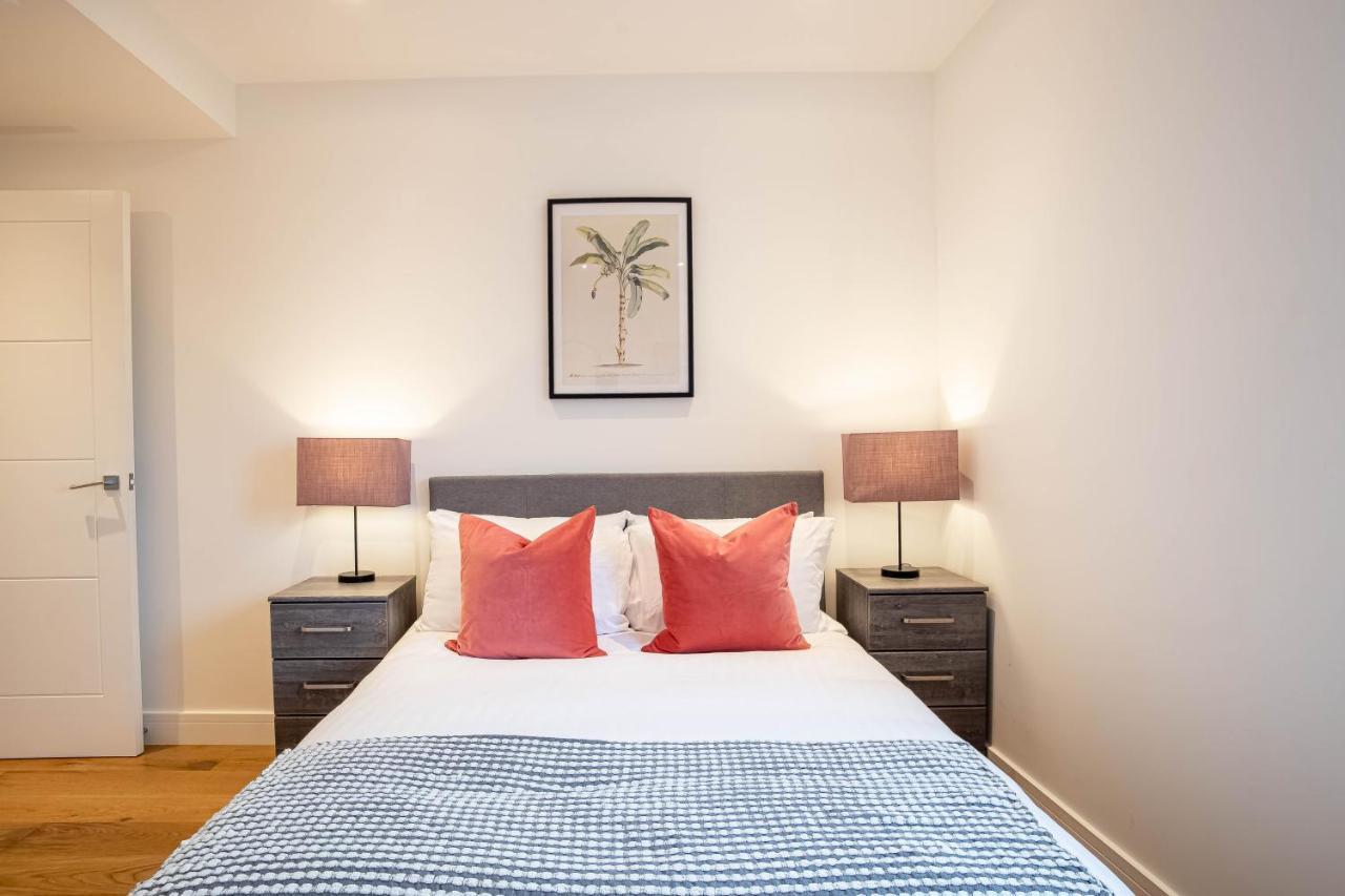 Luxe & Stylish 1 & 2 Bed Flats Near Heathrow, Legoland, & Windsor สลาว ภายนอก รูปภาพ