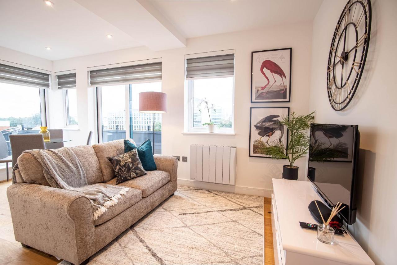Luxe & Stylish 1 & 2 Bed Flats Near Heathrow, Legoland, & Windsor สลาว ภายนอก รูปภาพ
