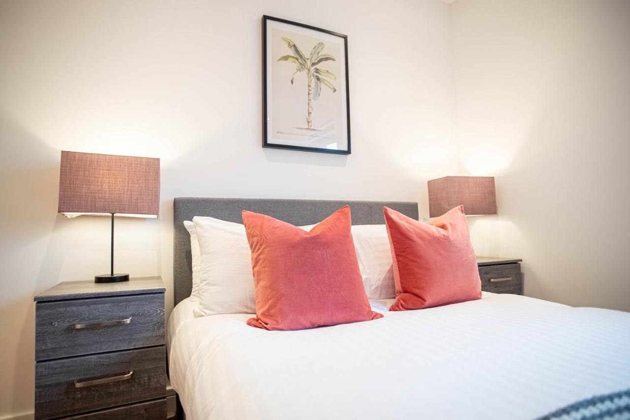 Luxe & Stylish 1 & 2 Bed Flats Near Heathrow, Legoland, & Windsor สลาว ภายนอก รูปภาพ
