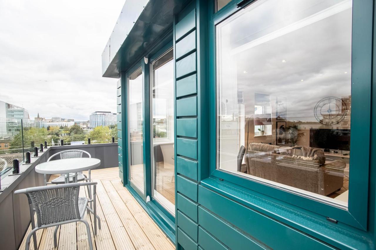 Luxe & Stylish 1 & 2 Bed Flats Near Heathrow, Legoland, & Windsor สลาว ภายนอก รูปภาพ