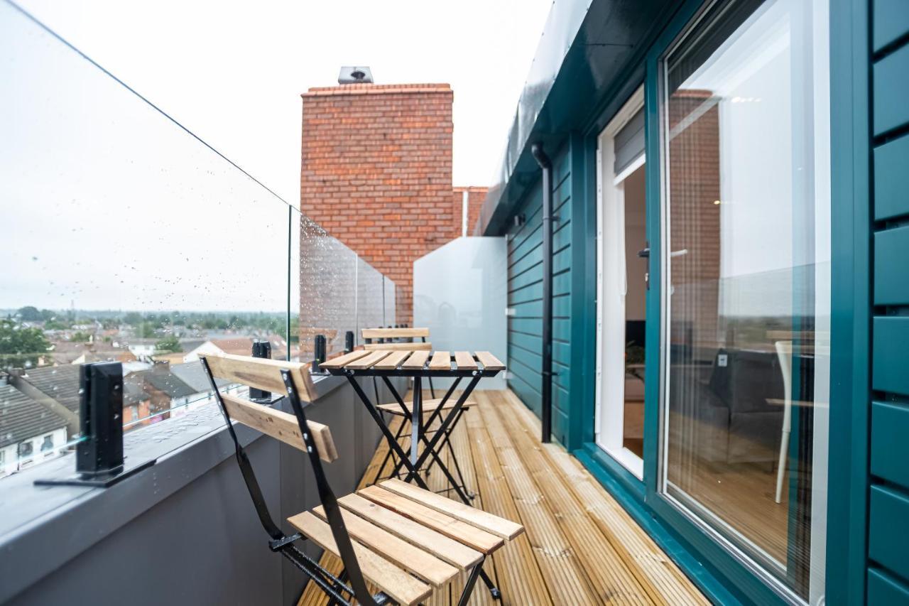 Luxe & Stylish 1 & 2 Bed Flats Near Heathrow, Legoland, & Windsor สลาว ภายนอก รูปภาพ