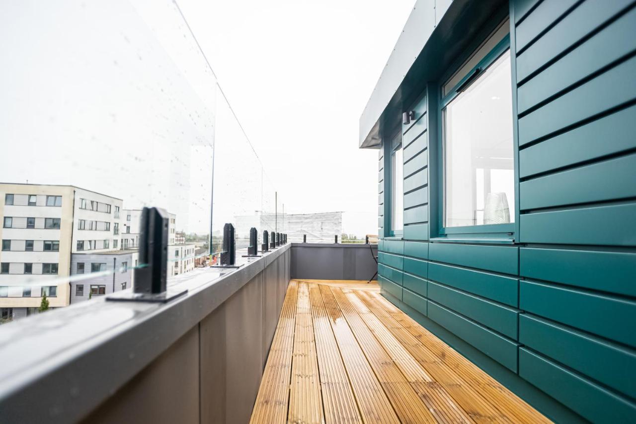 Luxe & Stylish 1 & 2 Bed Flats Near Heathrow, Legoland, & Windsor สลาว ภายนอก รูปภาพ